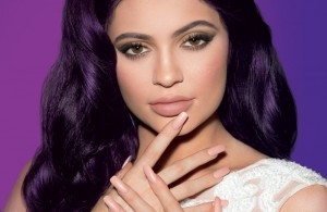 Here you see Kylie showing off her nude manicured nails.